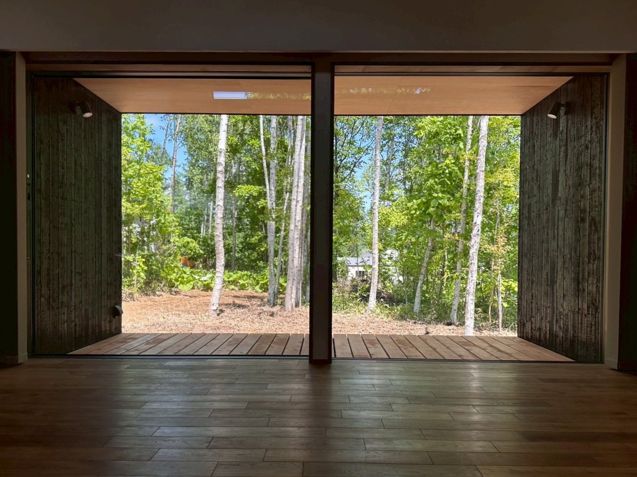 雑木林とたたずむ自然素材の平屋